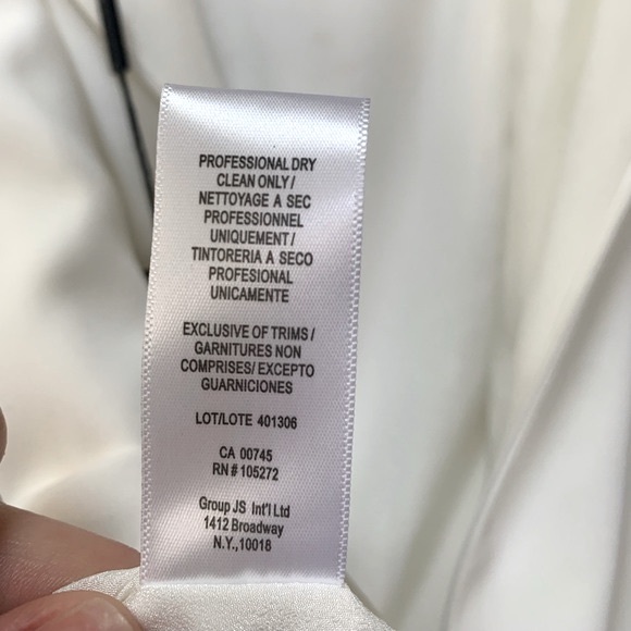 NWT Halston Architectural Short Sleeve Blouse with Mock Neck in White - Size 6 - Picture 14 of 15